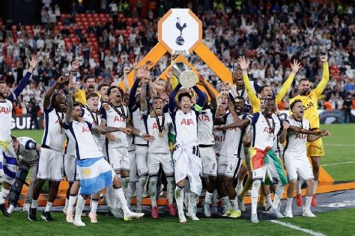 'What do we think of Tottenham?' Arsenal fan KSI channels Jack Wilshere and leads fans in X-rated ch ·