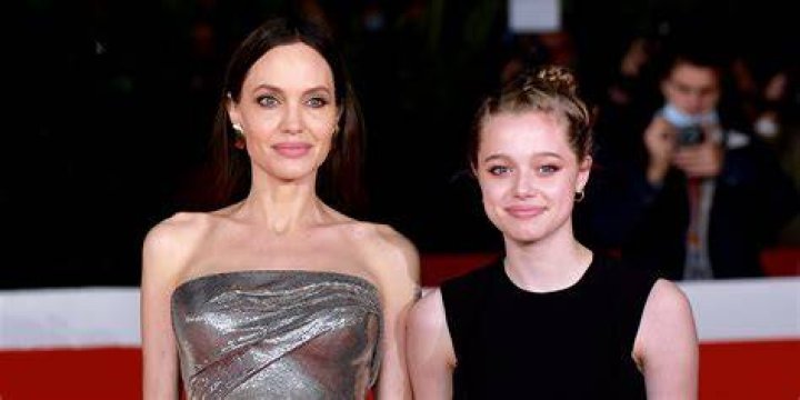 Angelina Jolie reveals, in a cross-complaint, that Brad Pitt choked one of the kids ·