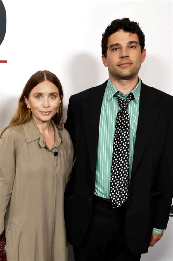 Ashley Olsen walked her first red carpet in two years with boyfriend Louis Eisner ·