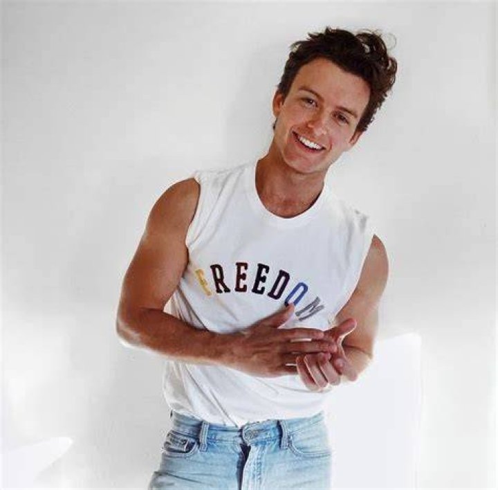 Cameron Robbie (Actor) Wiki, Bio, Age, Height, Weight, Girlfriend, Net Worth, Family, Facts ·