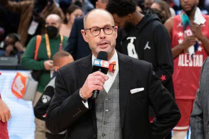 Ernie Johnson Jr.: A Trailblazing Sportscaster Breaking Racial Barriers