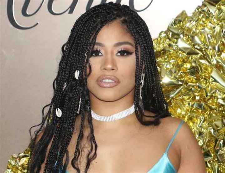 Hennessy Carolina in Bathing Suit is "Whewww" Celebwell ·