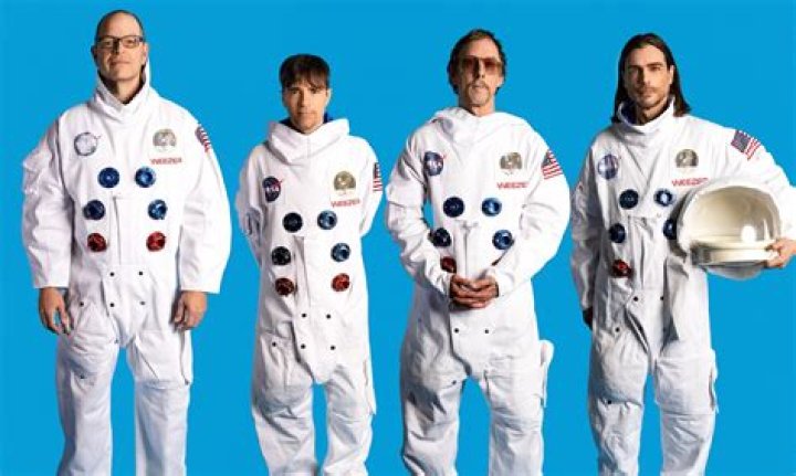 How Tall Is The Weezer Frontman?