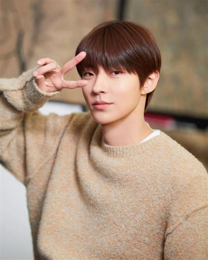 Hwang In-yeop's Romantic Timeline: A Look Into His Past And Present Relationships