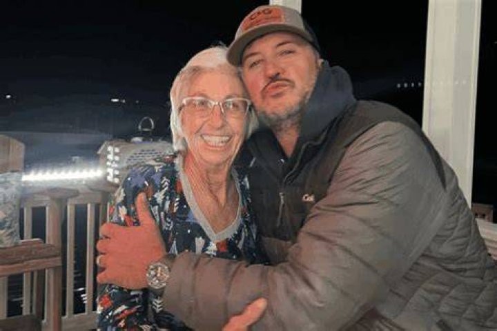 Is Leclaire Bryan Married? Uncovering Her Husband's Identity