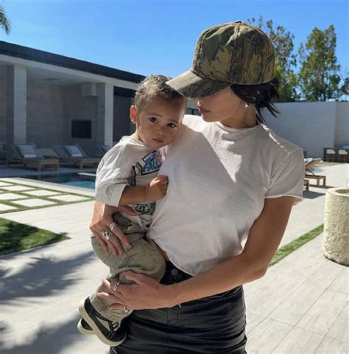 Kim Kardashian Reveals Why Kylie Jenner And Travis Scott Still Hasnt Named Their Son ·