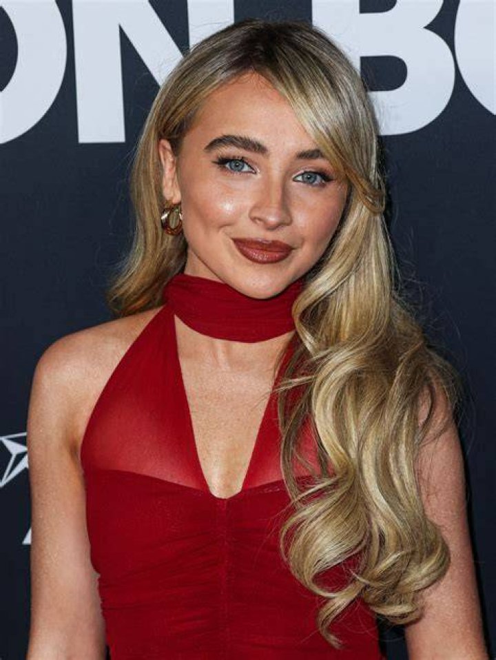 Sabrina Carpenter's Height And Weight: Uncovered Dimensions