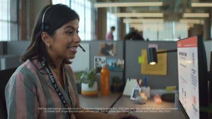 The Captivating Sam: Consumer Cellular's Charming Actress