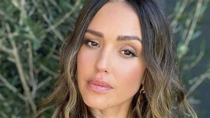Unveiling Jessica Alba's Youthful Radiance In The Early 2000s