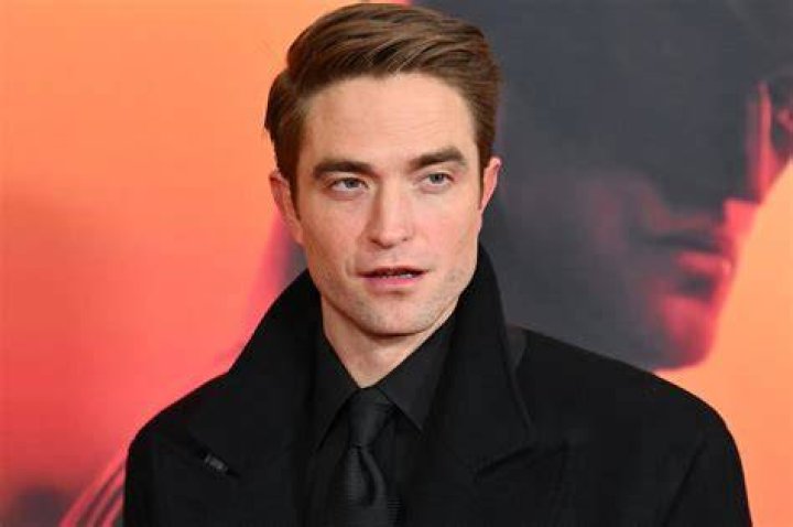 Unveiling Robert Pattinson's Shirtless Allure: Discoveries & Insights